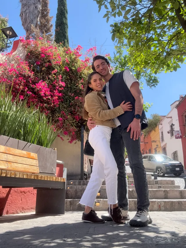 Lorena y Eduardo en una calle llena de flores